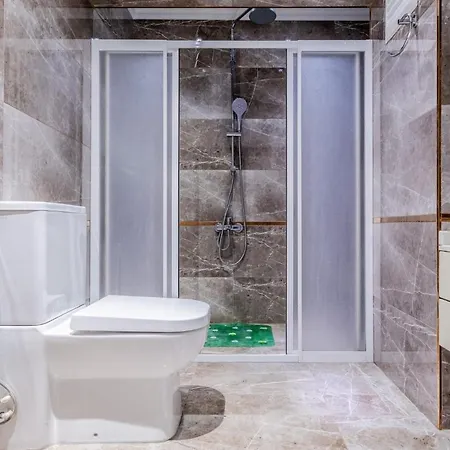 Flat With Balcony Near Zorlu Center